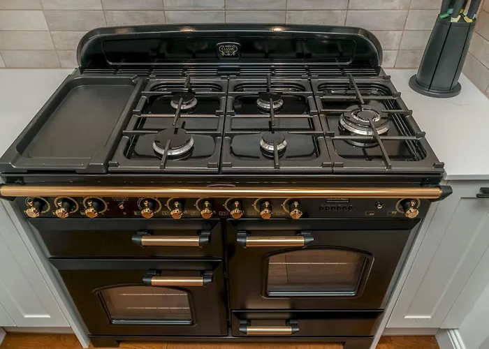 Spacious 5-bed With Garden Parking - Pass The Keys * Edinburgh