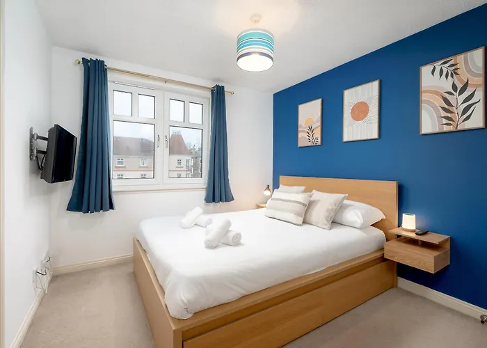 Stylish 2-bed Flat With Balcony Near Haymarket - Pass The Keys Apartamento *