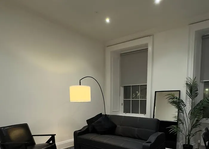 Cosy Modern On Leith Walk אדינבורו