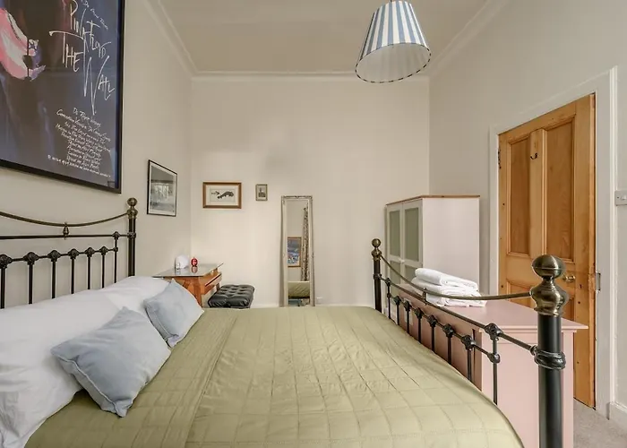 Apartment Quiet 1-bed Flat By The Meadows *