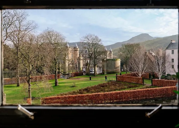 Bottom Of Royal Mile 7 Beds Sleeps 12 3 Bthrooms