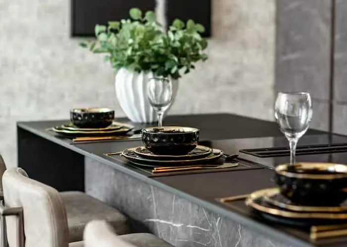 Near Transport - Hot Tub - Fireplace - Sleeps 2 Apartment