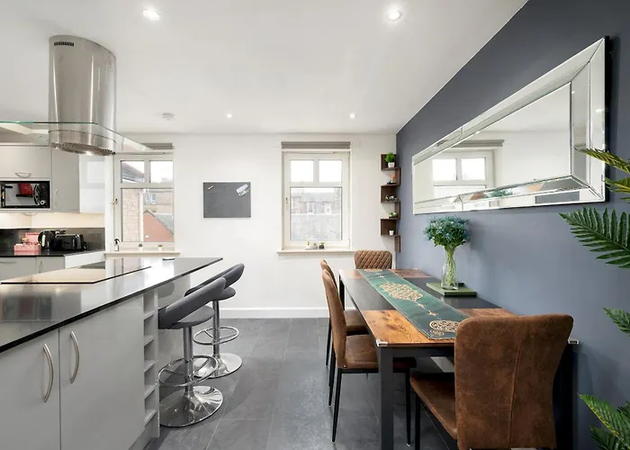 Stylish 2-bed Flat With Balcony Near Haymarket - Pass The Keys Apartamento