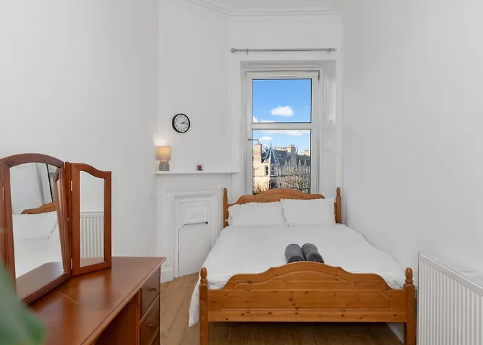 Bright 2 Bedroom Flat On Leith Walk
