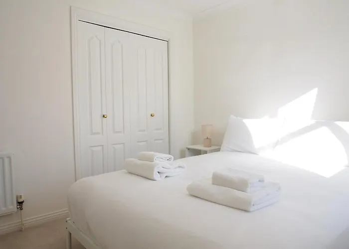 Fettes - Homely 2bd In Quiet Development