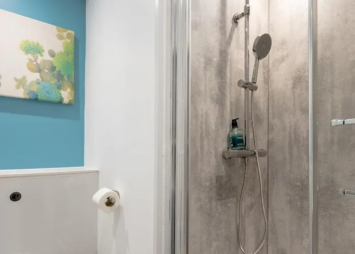 Stylish 2-bed Flat With Balcony Near Haymarket - Pass The Keys Apartamento *