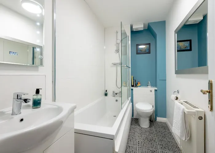 Apartamento Stylish 2-bed Flat With Balcony Near Haymarket - Pass The Keys Edimburgo