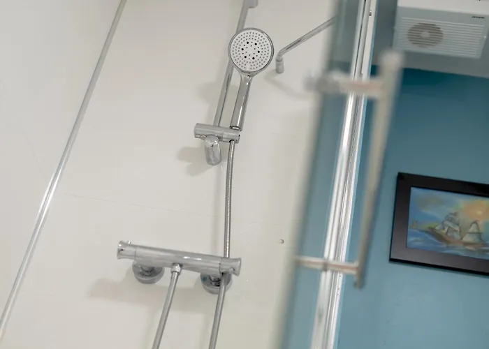 Stylish 2-bed Flat With Balcony Near Haymarket - Pass The Keys