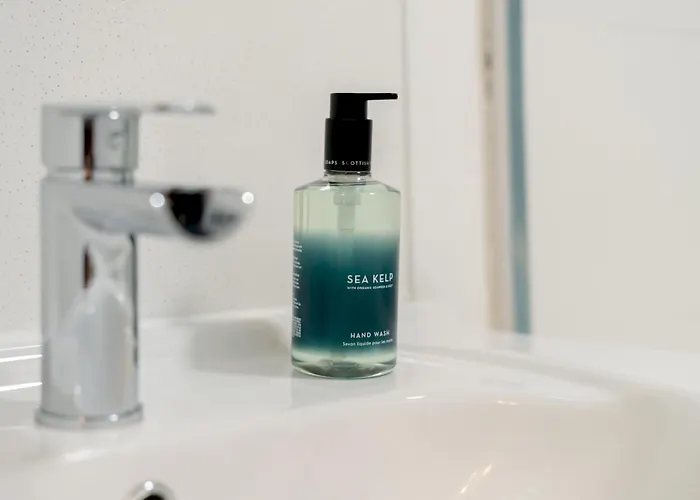 Stylish 2-bed Flat With Balcony Near Haymarket - Pass The Keys Apartamento