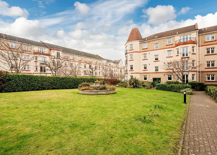 Stylish 2-bed Flat With Balcony Near Haymarket - Pass The Keys
