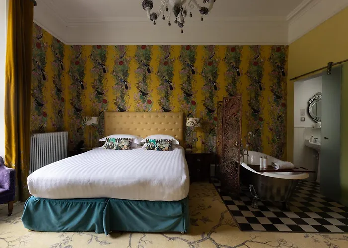 24 Royal Terrace Отель
