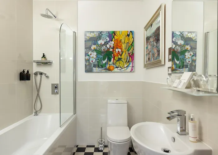 24 Royal Terrace 4*