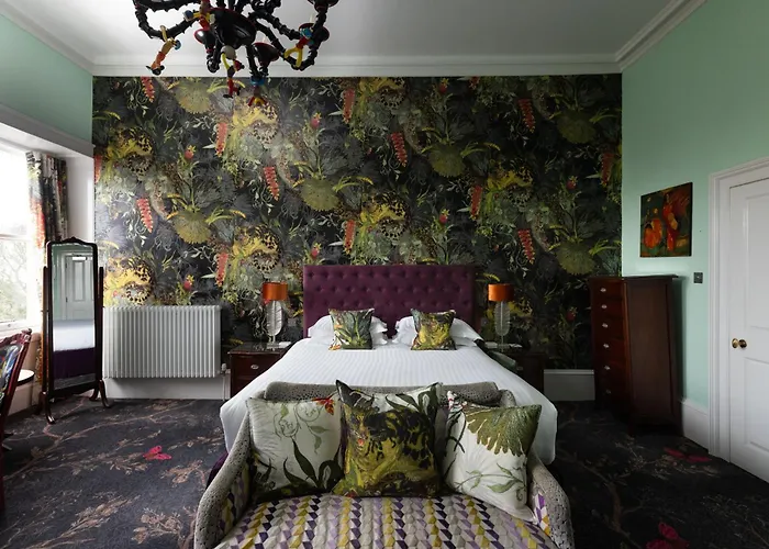 24 Royal Terrace Hotel