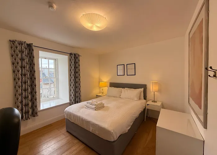 3 Royal Mile Flat Near Castle