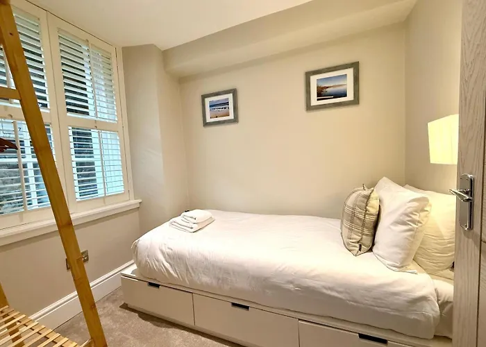 Modern 3 Bedroom Apartment, West End Apartament Edynburg