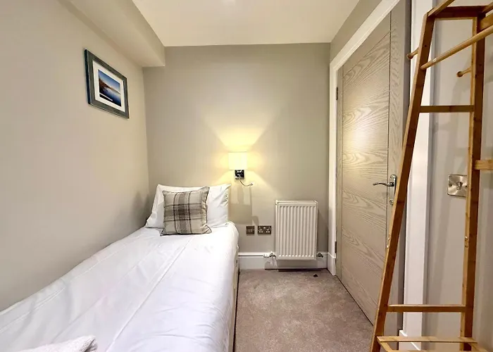 Modern 3 Bedroom Apartment, West End Apartament Edynburg