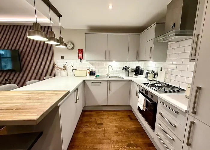 Modern 3 Bedroom Apartment, West End *