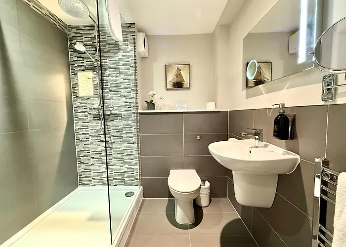Modern 3 Bedroom Apartment, West End Apartament *