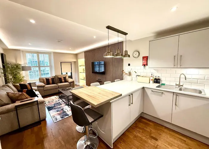 Modern 3 Bedroom Apartment, West End *