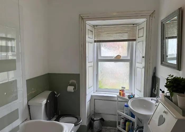 Quarto em Acomodações Particulares Charming Old For Share, Cosy Double With 2 Single Bed *
