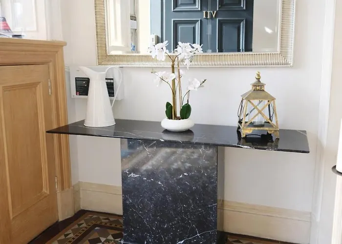 Luxury Victorian 5 Bedroom By Lady Road Apartmán *