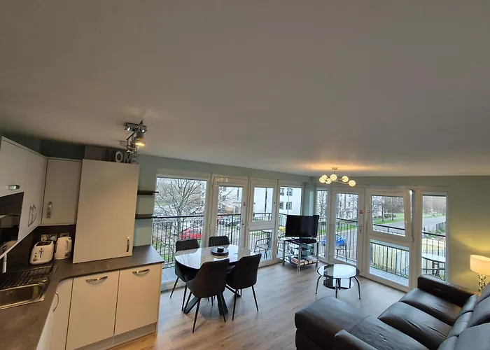 Fabulous 3 Bedroom Flat Apartment *
