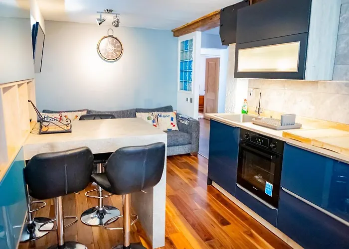 Lovely 2 Bedroom B-listed Converted Whisky Bond Edinburgh