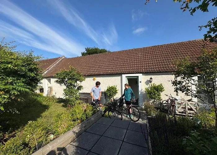Cosy For Share , Private Double Room, Wifi, Parking, Garden Bed & Breakfast Edimburgo