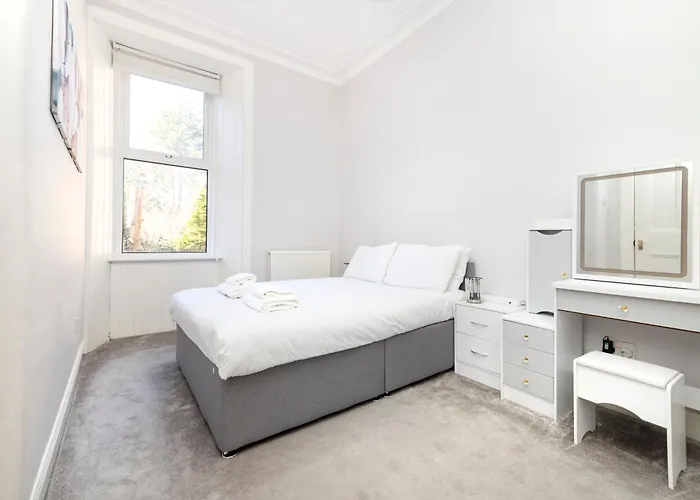 Apartment Refined 2-bed Flat With Classic Charm *