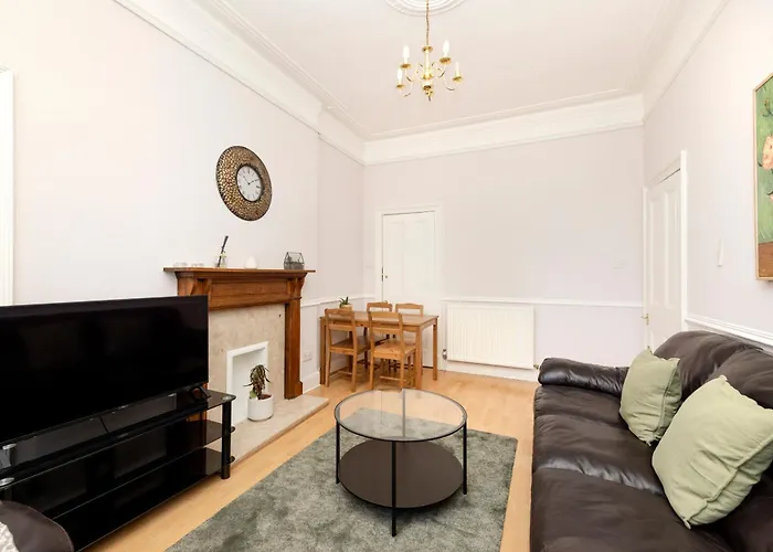 Refined 2-bed Flat With Classic Charm *