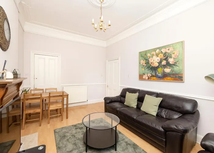 Refined 2-bed Flat With Classic Charm *