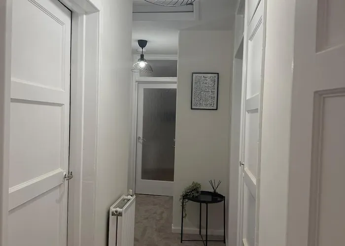 Spacious 2 Bed With Private Parking Space Apartment *