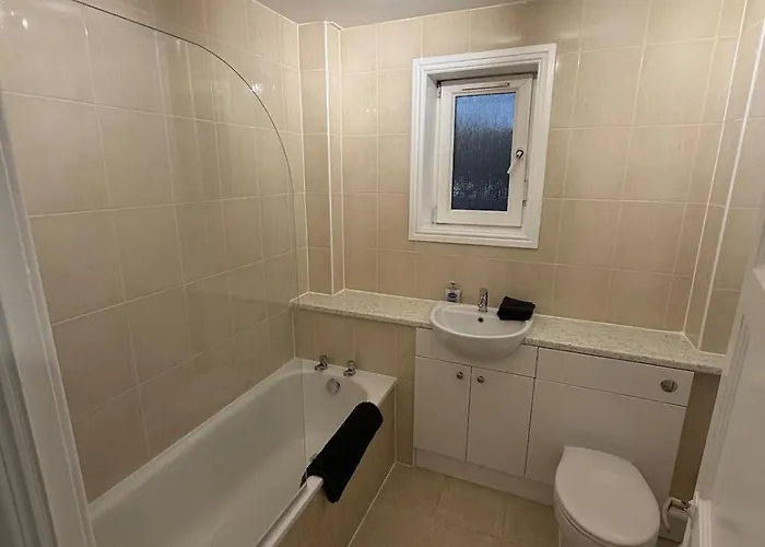 Spacious 2 Bed With Private Parking Space Apartment Edinburgh