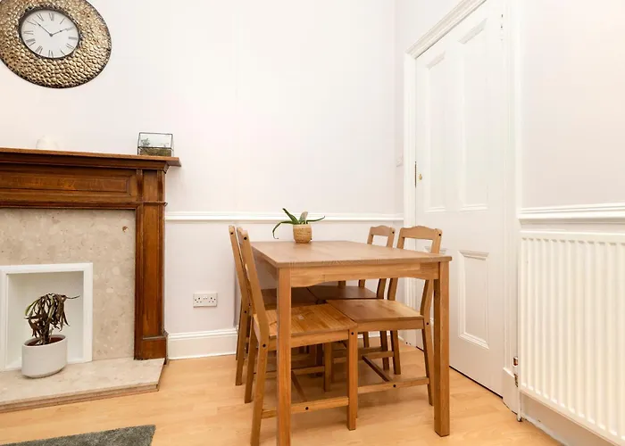 Refined 2-bed Flat With Classic Charm Apartment