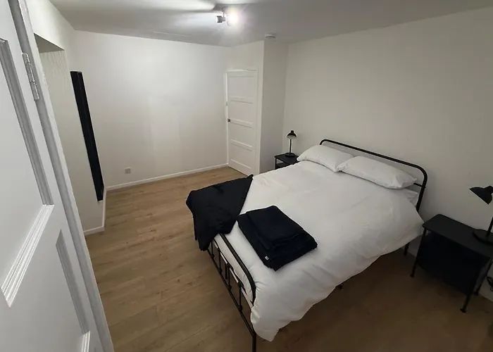 Spacious 2 Bed With Private Parking Space * Edinburgh