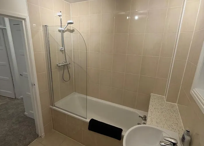 Spacious 2 Bed With Private Parking Space Apartment