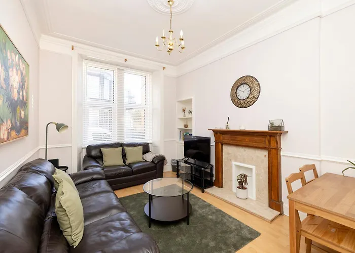 Apartment Refined 2-bed Flat With Classic Charm