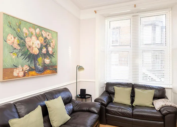 Refined 2-bed Flat With Classic Charm Apartment