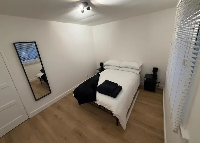 Spacious 2 Bed With Private Parking Space Apartment