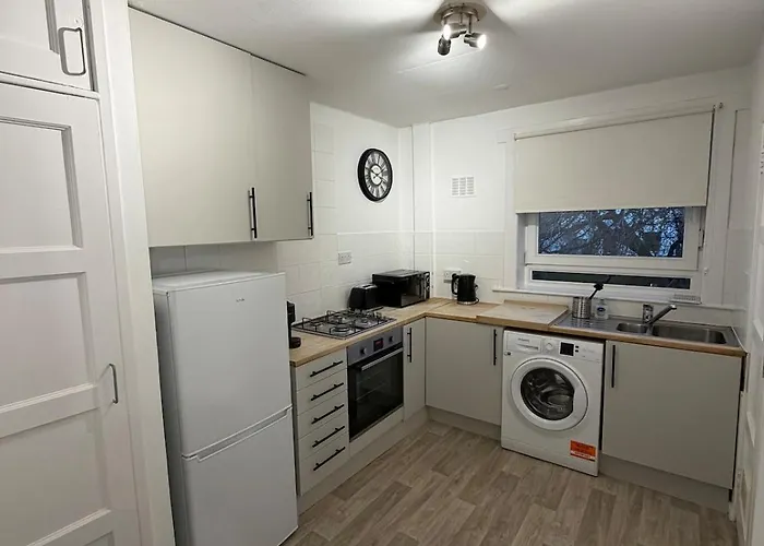 Spacious 2 Bed With Private Parking Space Edinburgh