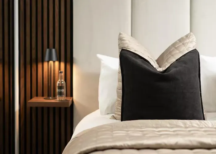 - Sleeps 2 - Princes St Close Apartment