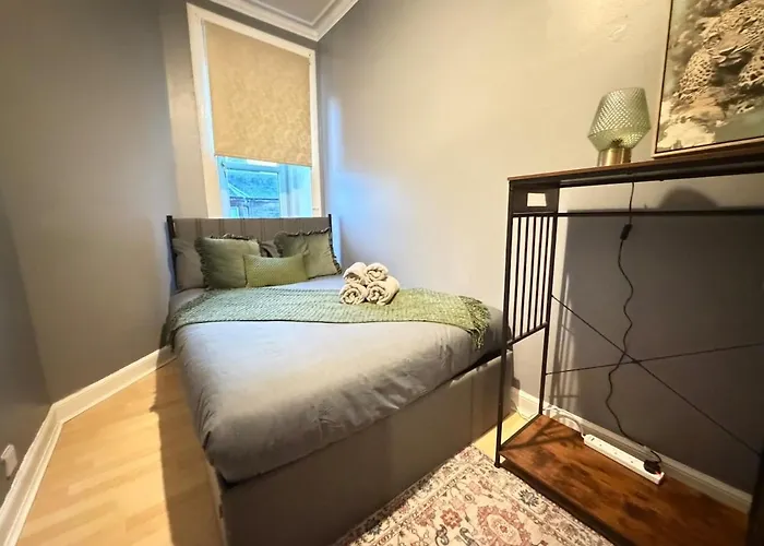 2 Bedroom Flat Near Centre *