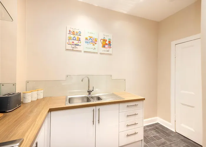 Refined 2-bed Flat With Classic Charm *