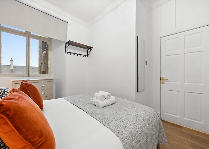 Burnets Close 2 Bedroom - Apartment