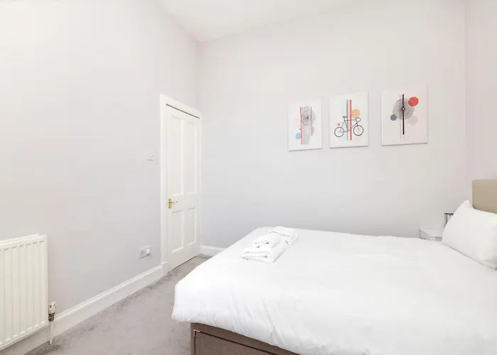 Apartment Refined 2-bed Flat With Classic Charm Edinburgh