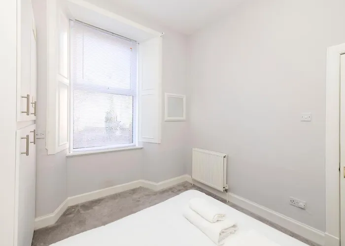 Refined 2-bed Flat With Classic Charm Apartment