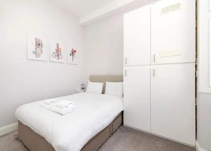 Apartment Refined 2-bed Flat With Classic Charm *