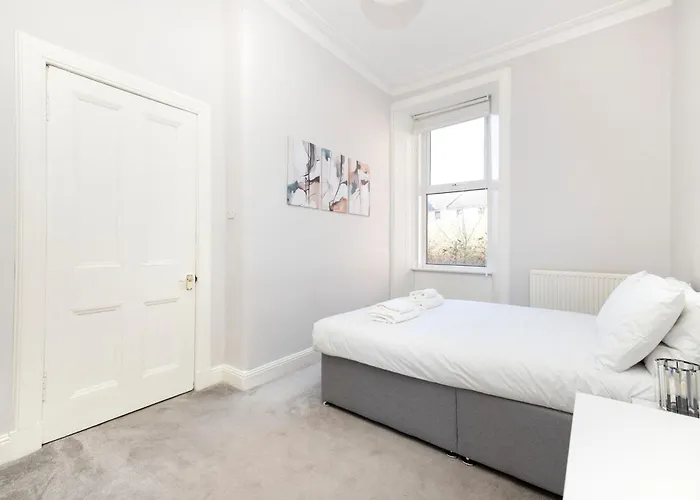 Apartment Refined 2-bed Flat With Classic Charm *