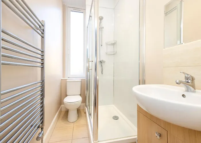 Refined 2-bed Flat With Classic Charm Apartment