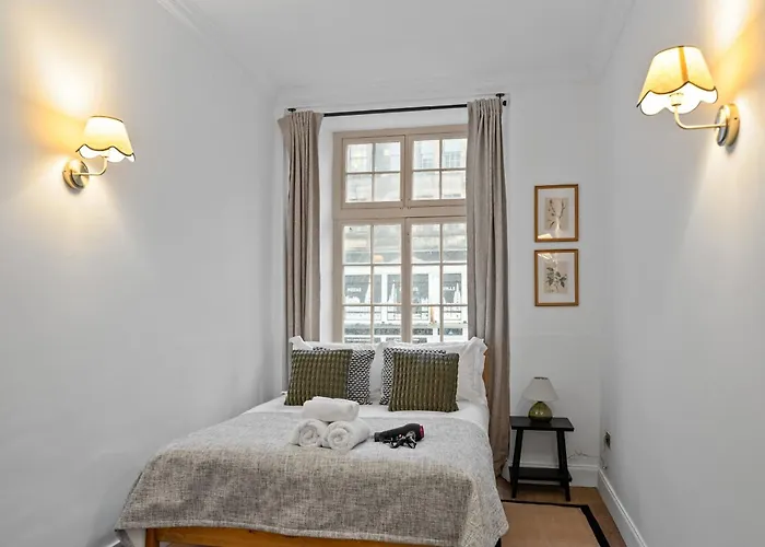 Burnets Close 2 Bedroom - Apartment *